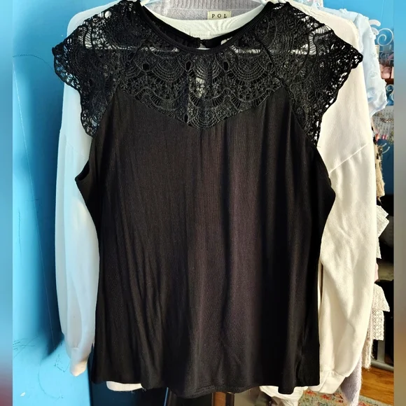 NWOT Black Floral Lace Sleeve Top - Picture 3 of 4